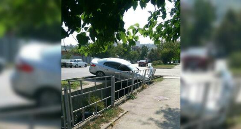 В Новороссийске автоледи на иномарке упала в ливневый коллектор