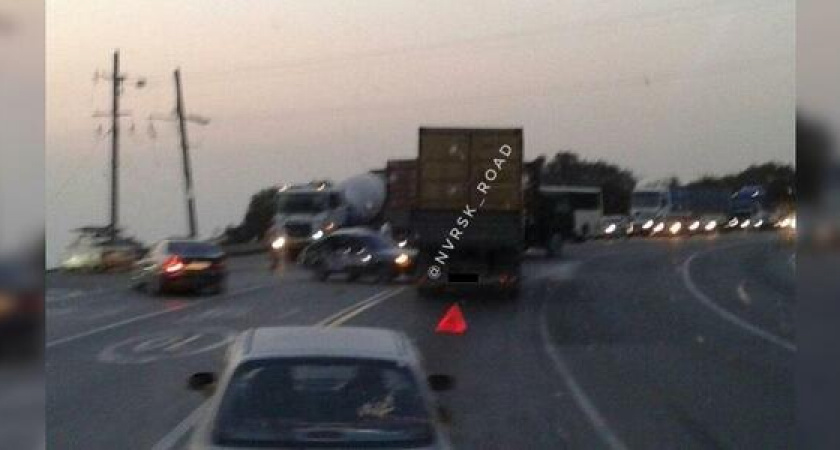 На въезде в Новороссийск легковушка въехала в военный грузовик: на место приехала Скорая помощь