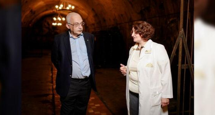 Абрау-Дюрсо посетил Александр Друзь: игрок «Что? Где? Когда?» прошел через старинные тоннели винного дома