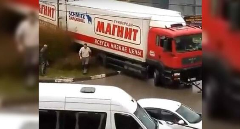 «Магнитовская» фура перегородила дорогу в микрорайоне Новороссийска