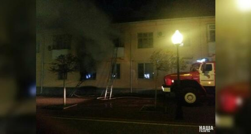 В Новороссийске пожар в общежитии на бульваре Черняховского  унес жизни двух мужчин: фото и видео с места происшествия