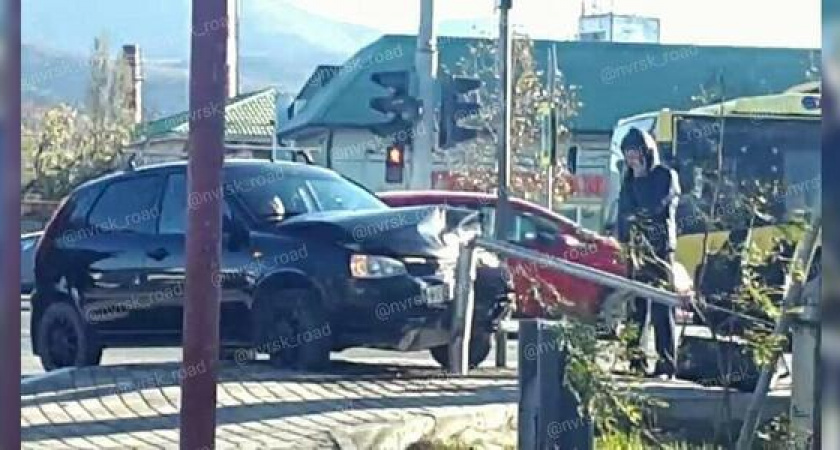 Утром в Новороссийске столкнулись две «Лады»: от удара «Калина» снесла светофор