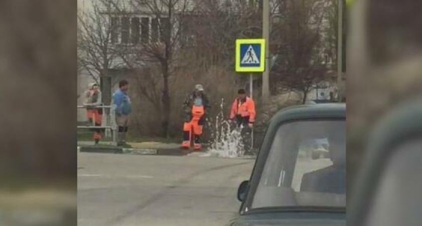 Жители Новороссийска сняли на видео «фонтан» из асфальта