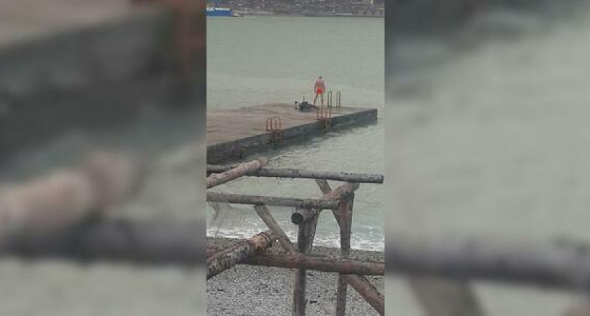 В Новороссийске голый мужчина решил искупаться в море на глазах у прохожих