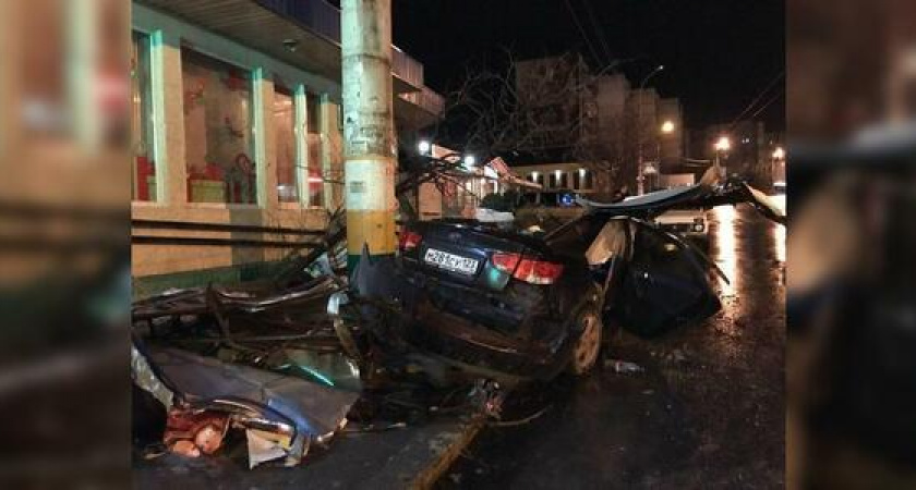 В Новороссийске иномарка влетела в остановку общественного транспорта: есть пострадавшие