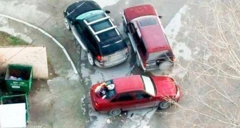 В Новороссийске мусоровозка «случайно» высыпала мусор на мешающий проезду автомобиль