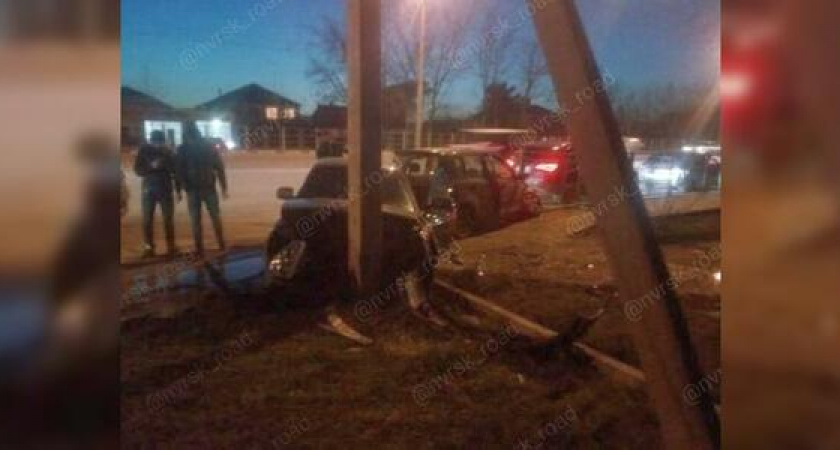 В Новороссийске в результате аварии одна легковушка влетела в забор, а другая — в столб