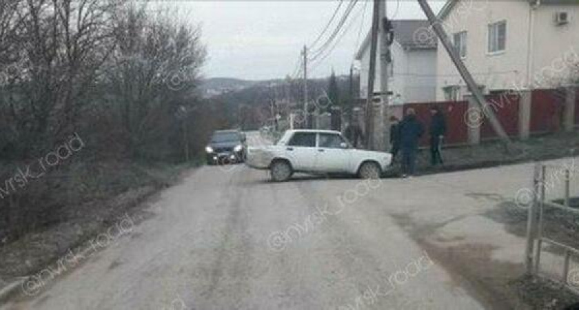 Под Новороссийском пьяный водитель врезался в столб