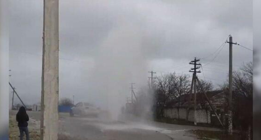 Столб воды бил выше жилого дома: новороссийцы сняли на видео сорванный гидрант