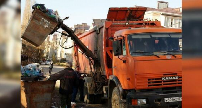 На улицах Новороссийска начнут работу два новых мусоровоза