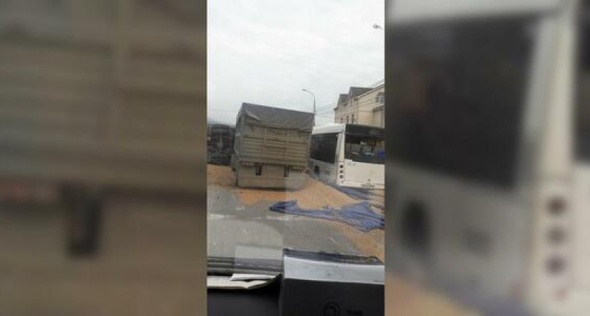 В Новороссийске перевернулся груженый зерновоз: большегруз «зацепил» пассажирский автобус