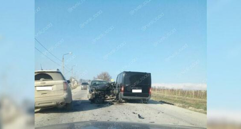 В Новороссийске в результате лобового столкновения у легковушки вырвало двигатель
