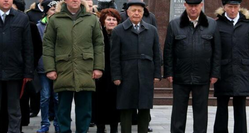 Новороссийцы поздравили ветеранов и военнослужащих с Днем Защитника Отечества