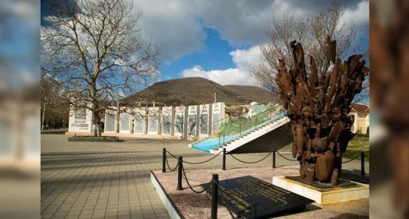 Магазины в поселке Мысхако расположились почти на дороге