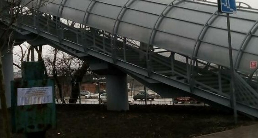 «Доступной среды нет»: житель Новороссийска снял видео, в котором раскритиковал новый надземный переход