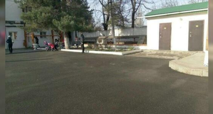 В сельской начальной школе установлен уличный туалет