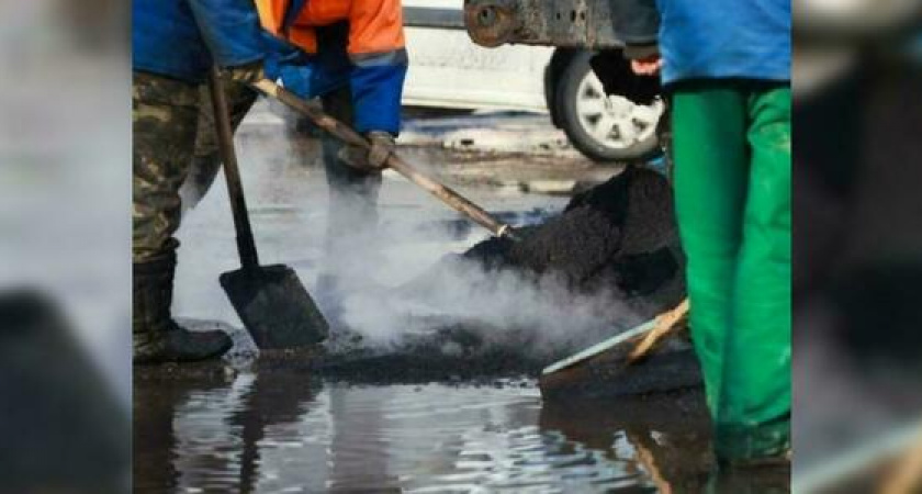 В Новороссийске асфальт кладут прямо в лужи