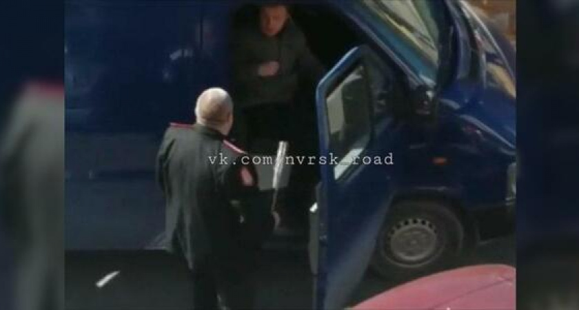 В Новороссийске казак с битой в руках напал на водителя микроавтобуса: очевидцы сняли инцидент на видео
