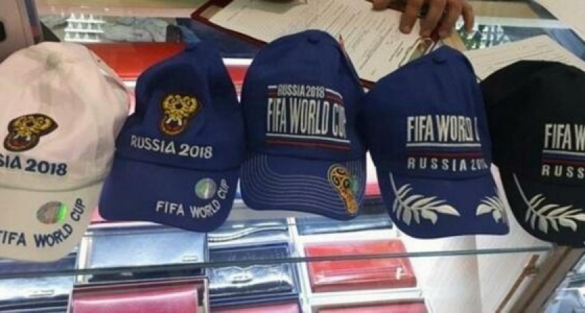 Жительницу Новороссийска оштрафовали за торговлю бейсболками с эмблемой «FIFA 2018» на Центральном рынке
