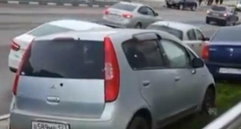 В Новороссийске с прошлого года не могут убрать два брошенных авто