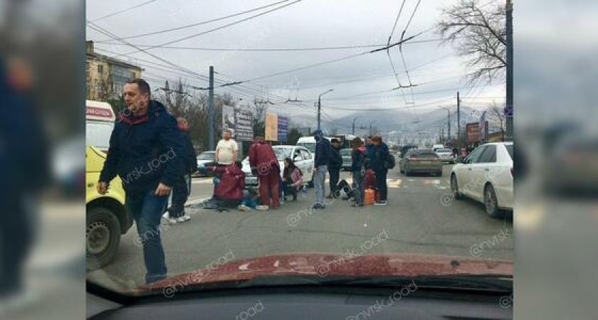 Таксист сбил двух пешеходов