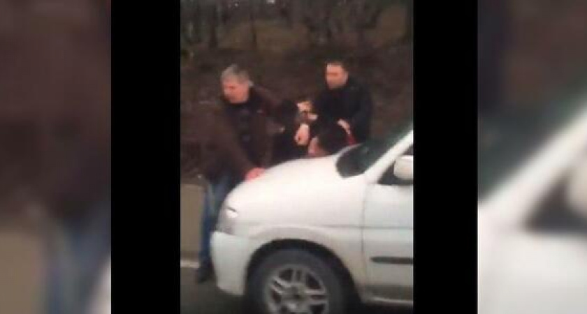 Жители Новороссийска сняли на видео потасовку на дороге: очевидцы утверждают, что слышали стрельбу
