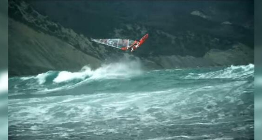 В Интернете опубликовали увлекательное видео о зимнем виндсерфинге: съемки проходили в Новороссийске