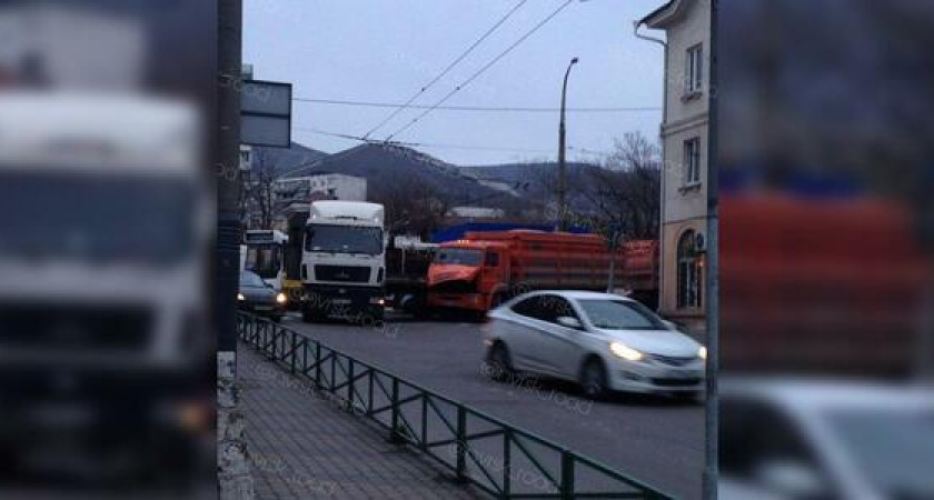За сутки в Новороссийске произошло три ДТП с участием большегрузов: дорожное движение в городе вновь парализовало