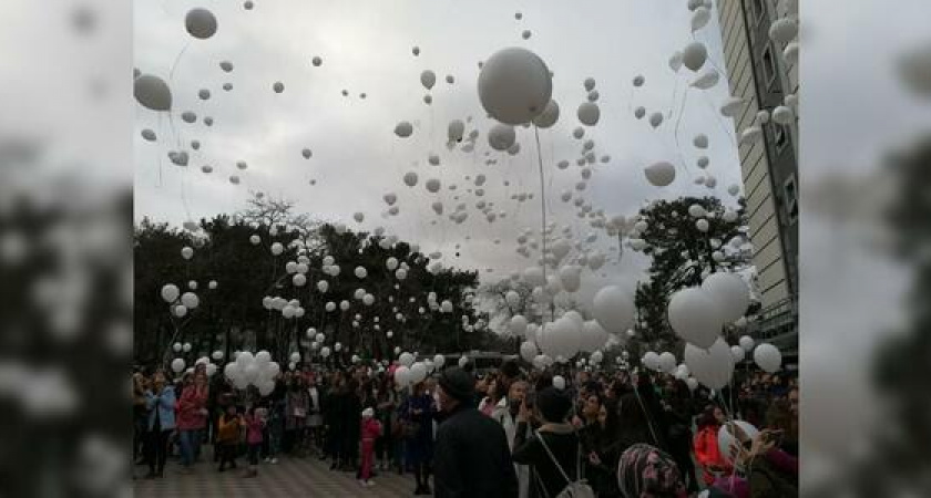 Жители Новороссийска запустили сотни белых воздушных шаров в память о погибших в «Зимней вишне»