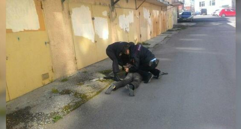 Очевидцы сняли на видео задержание вооруженного 81-летнего дебошира в Новороссийске