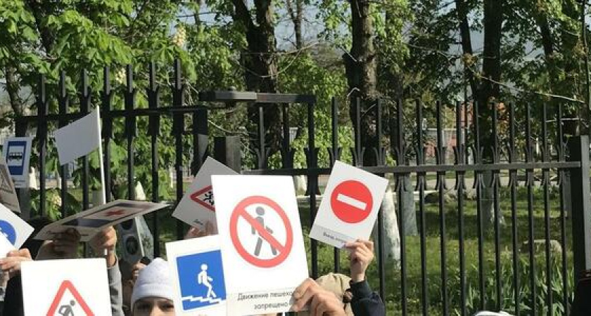 Инспекторы ГИБДД учат школьников переходить дорогу