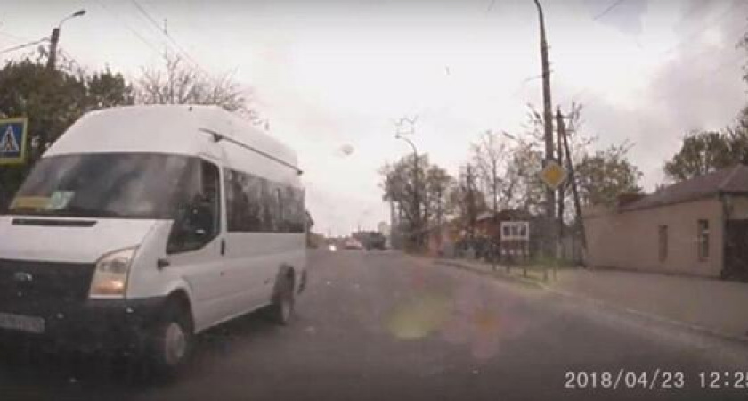 Новороссиец заснял на видео грубейшие нарушения ПДД водителями маршруток