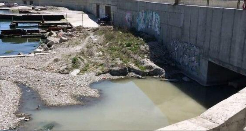Жители Новороссийска сняли на видео, как сточные воды непонятного происхождения текут прямо в море