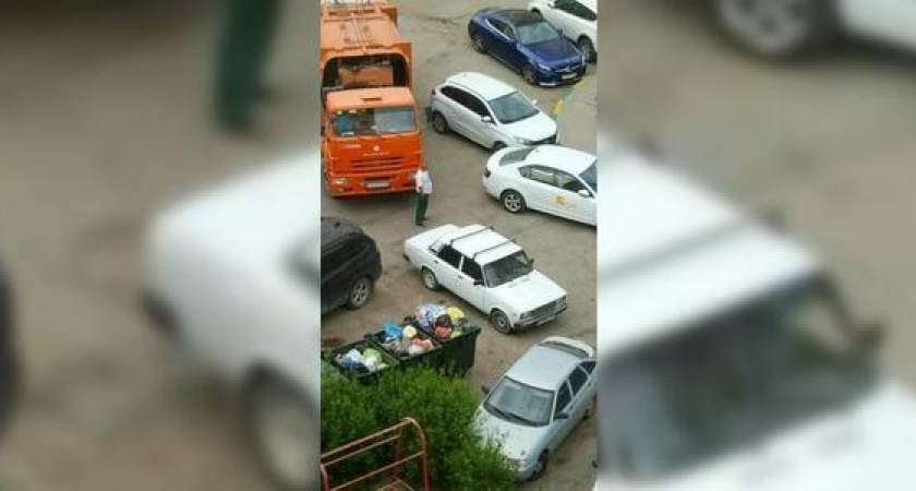 Три автомобиля окружили контейнер для мусора в Новороссийске