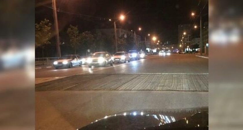 «Проспект Ленина разрыли, в результате минус четыре колеса»: автомобилисты не довольны работой дорожных служб