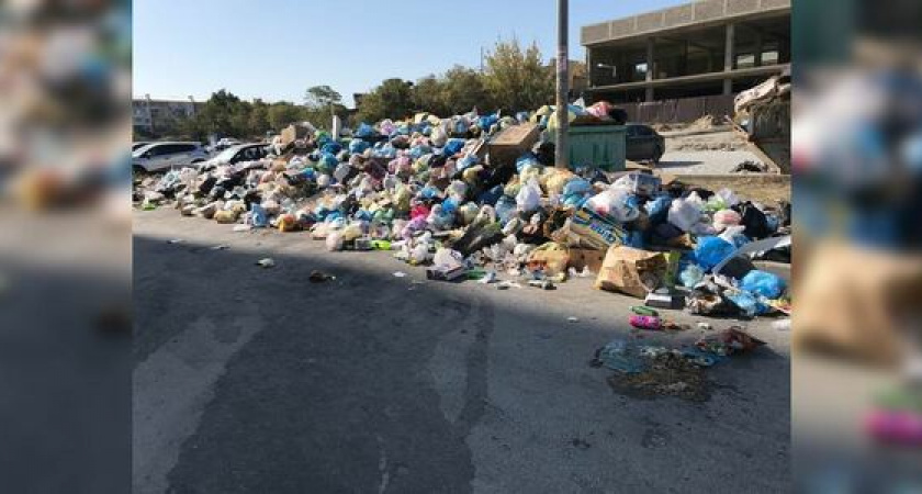 «Мухи и вонь!»: жители Новороссийска сняли видеожалобу на горы мусора возле жилых домов