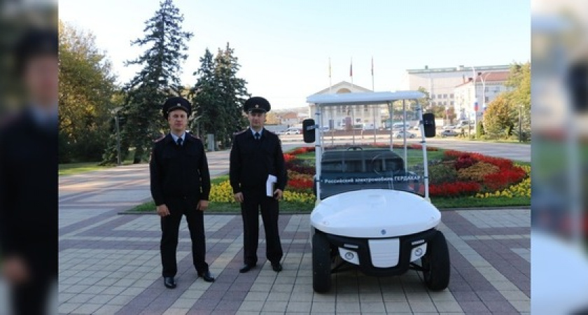 Новороссийским полицейским подарили электромобиль