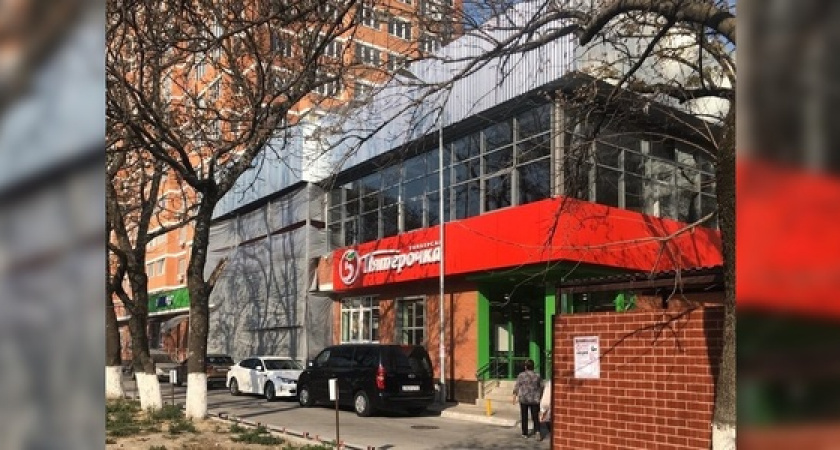 В Новороссийске владелец магазина «забаррикадировал» окна нескольких квартир, расширяя площадь помещения