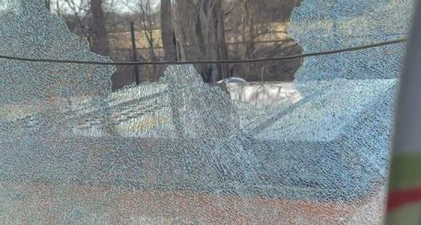 Житель Новороссийска со злости забросал экскаватор камнями. Позже выяснилось, что транспорт не принадлежал его обидчику