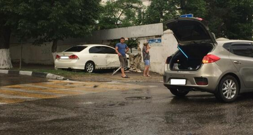 Легковушка протаранила бетонный забор в Новороссийске: фото очевидцев