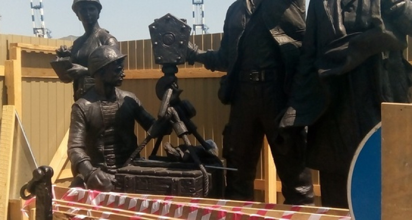 В Новороссийске начался монтаж памятника труженикам порта: первые фото