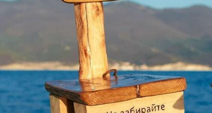 "Не забирайте!": на Мысе Суджук появился необычный деревянный стул
