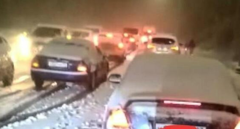 Несколько ДТП и двухчасовая пробка на перевале "Волчьи ворота": Новороссийск оказался не готов к снегопаду
