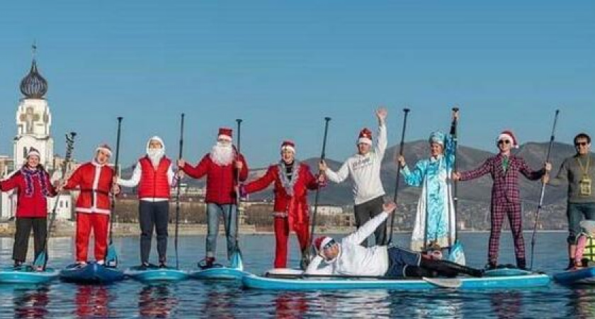 В Новороссийске состоялся новогодний парад sup сёрфингистов
