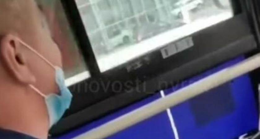 Пассажир пожаловался на недомогание и попросил остановить автобус,  а водитель нахамил ему в ответ