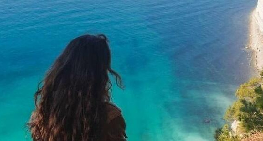 Новороссийский блогер показал подписчикам уголок в Голубой бездне,  где появилась удобная скамейка для путешественников