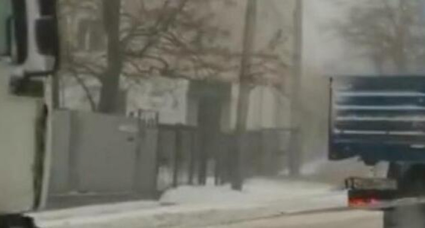 Большегруз снова создал проблемы для движения общественного транспорта в Новороссийске