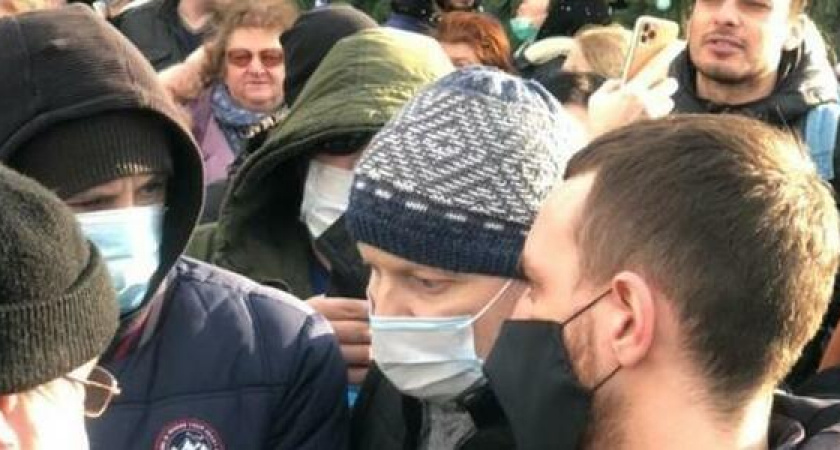 Колонна митингующих двигается в сторону городской администрации, людей пока не задерживают