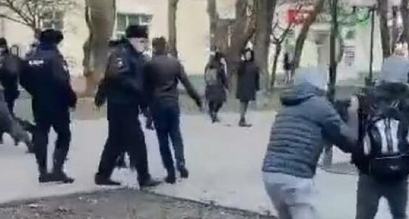 В Новороссийске задерживают митингующих