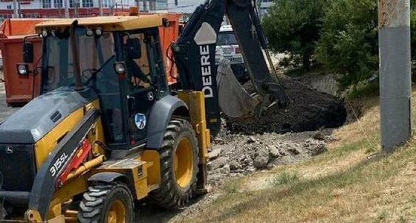 В Новороссийске около Дворца творчества расширяют парковку: что будет с деревьями?